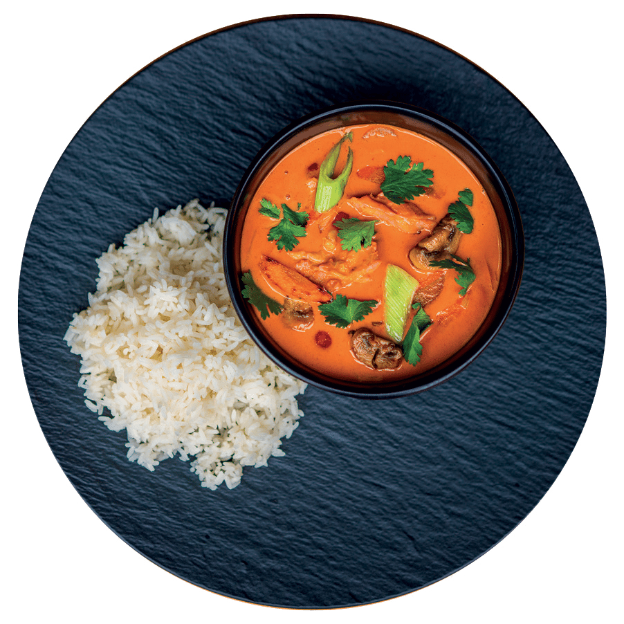8 Pikantní thajské kuře NA CURRY, jasmínová rýže (7) 269 Kč