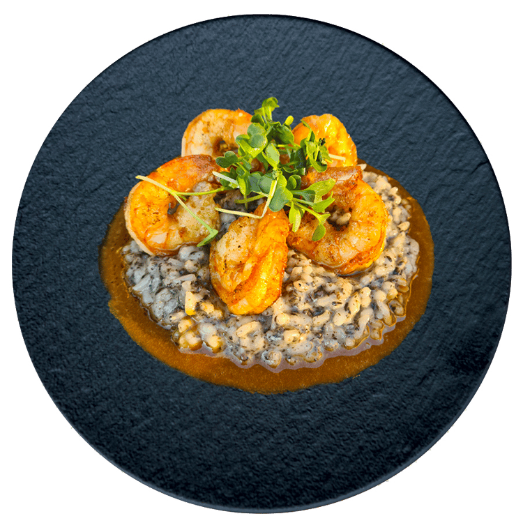 krevety Listový salát, uzená kachní prsa, Foie Gras, fíkový vinaigrette, pínie (8, 12) 289Kč