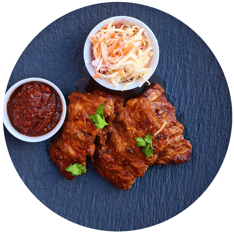 Pomalu pečená vepřová žebra, salát Coleslaw, BBQ omáčka Pomalu pečená vepřová žebra, salát Coleslaw, BBQ omáčka